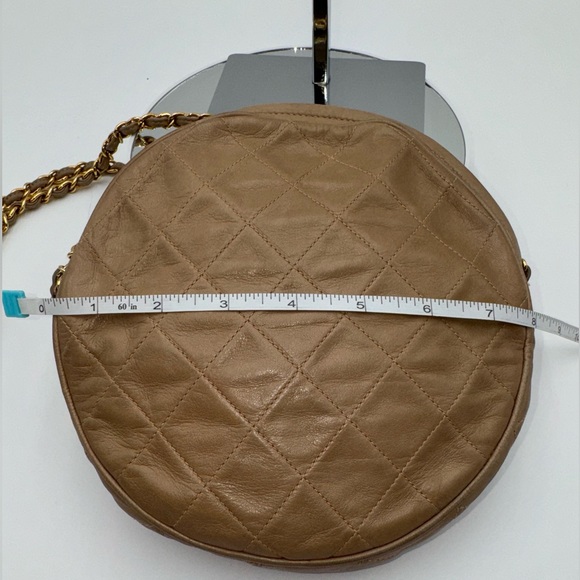 Chanel-Authentic-Vintage- Round Tassel Crossbody Bag Quited Gold matelasse chain - Picture 8 of 14